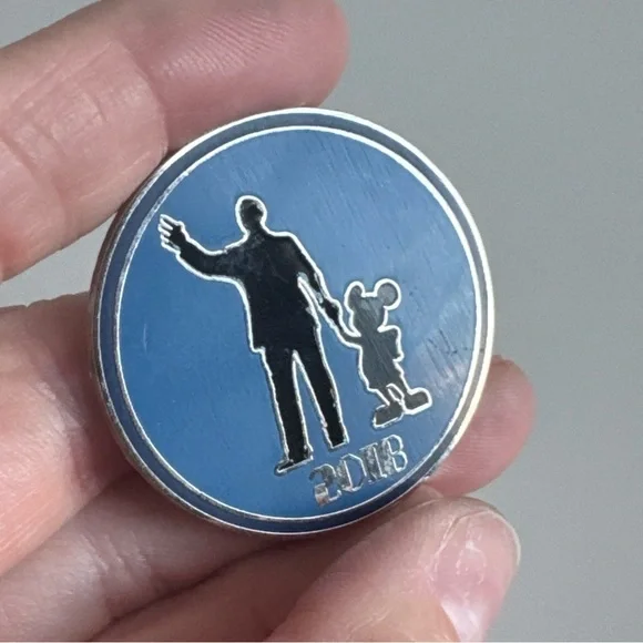 Disney pin 2018 Partners Pin Yearly Dated Walt Disney and Mickey Mouse Statue - Picture 2 of 5